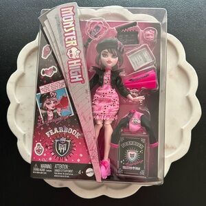 Monster High ~ Fearbook Draculaura Doll with Accessories